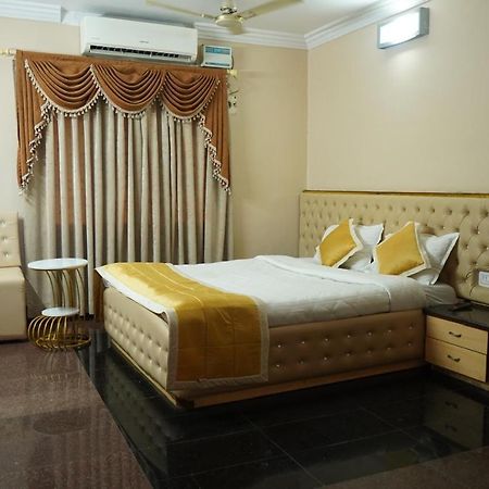 Sai Samrat Hotel Ширди Экстерьер фото