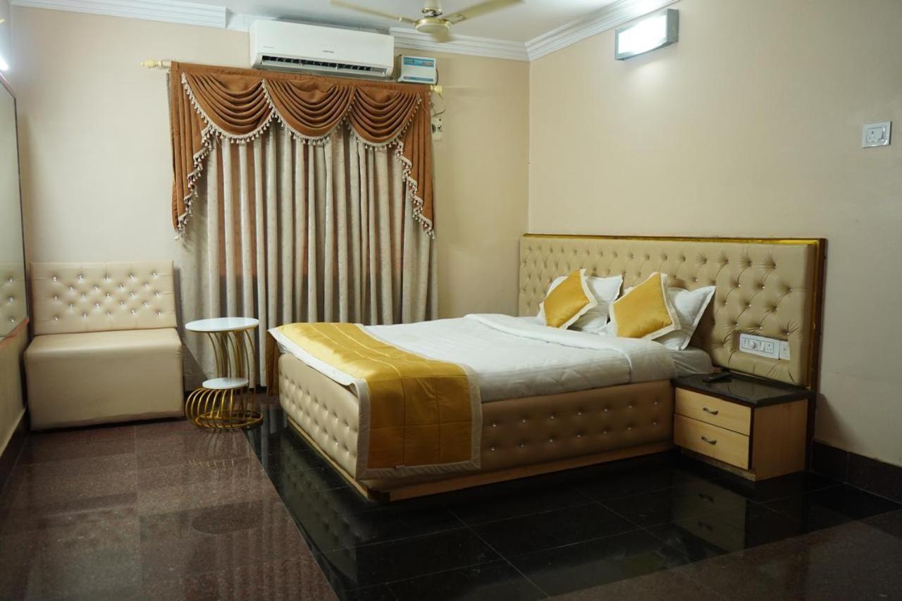 Sai Samrat Hotel Ширди Экстерьер фото